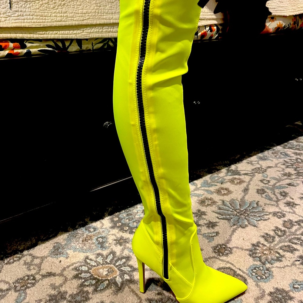 Yellow thigh high boots with black zipper. Shoe Dazzle size 7 1/2
